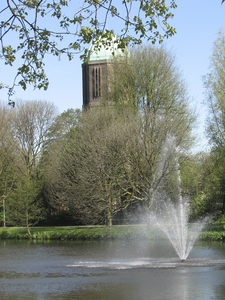 905867 Gezicht op de vijver met fontein in het Watertorenpark te Utrecht, met op de achtergrond de watertoren.